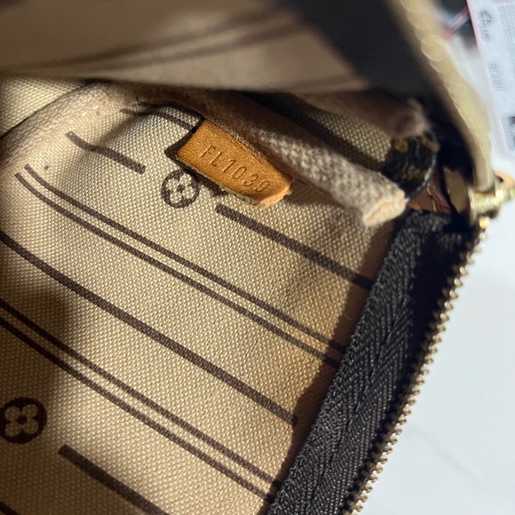 Party Perfect. LV Authentic Collector’s item. Louis Vuitton leather small bag - Picture 6 of 8